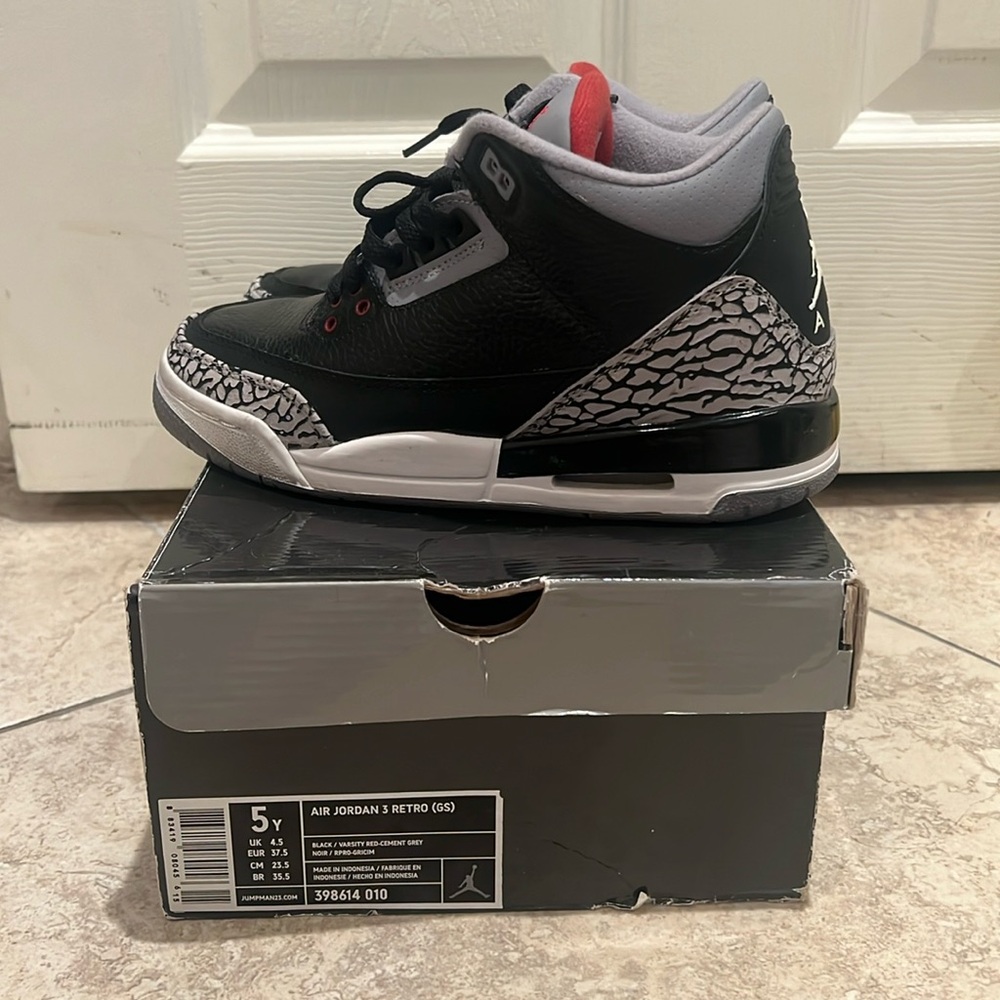 2011 Jordan retro 3 cement. 5Y (can fit womens 6-6.5)